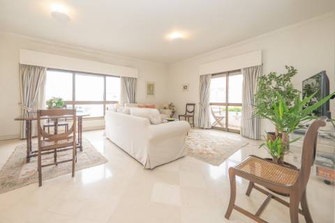 Apartamento T2 com Varanda e Estacionamento em Miraflores