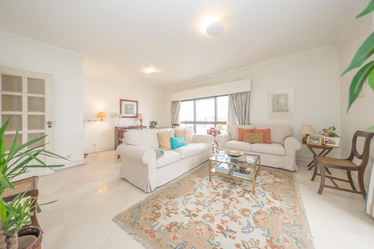 Apartamento T2 com Varanda e Estacionamento em Miraflores