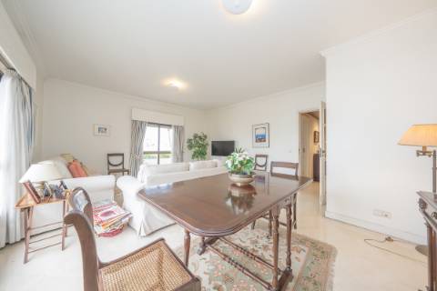 Apartamento T2 com Varanda e Estacionamento em Miraflores