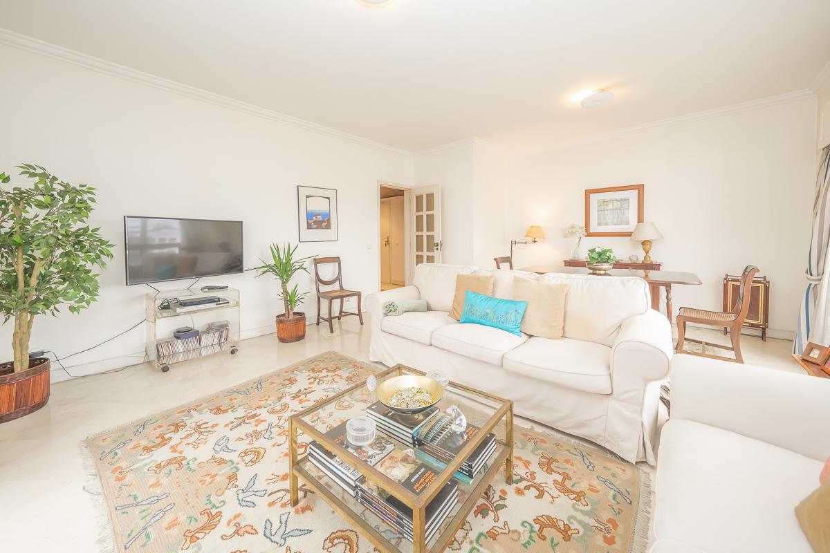 Apartamento T2 com Varanda e Estacionamento em Miraflores