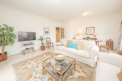 Apartamento T2 com Varanda e Estacionamento em Miraflores