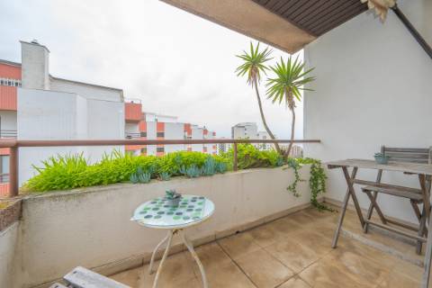 Apartamento T2 com Varanda e Estacionamento em Miraflores