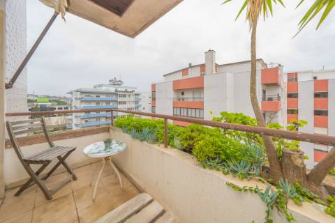 Apartamento T2 com Varanda e Estacionamento em Miraflores