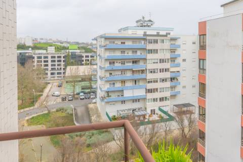 Apartamento T2 com Varanda e Estacionamento em Miraflores