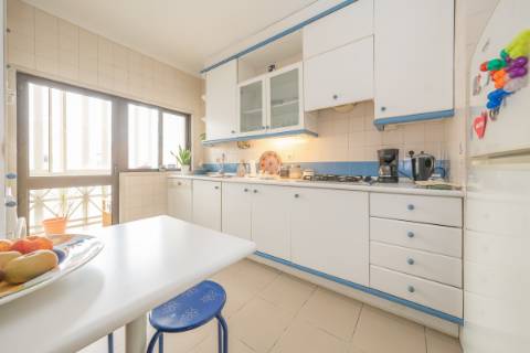 Apartamento T2 com Varanda e Estacionamento em Miraflores