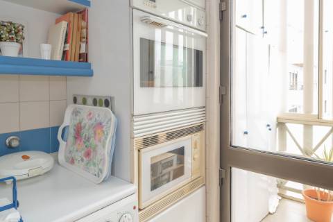 Apartamento T2 com Varanda e Estacionamento em Miraflores