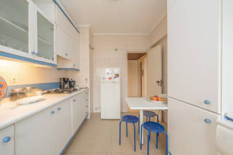 Apartamento T2 com Varanda e Estacionamento em Miraflores