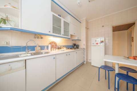 Apartamento T2 com Varanda e Estacionamento em Miraflores