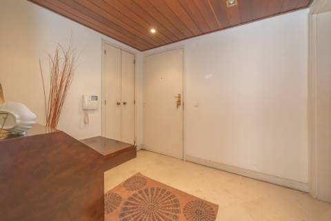 Apartamento T2 com Varanda e Estacionamento em Miraflores