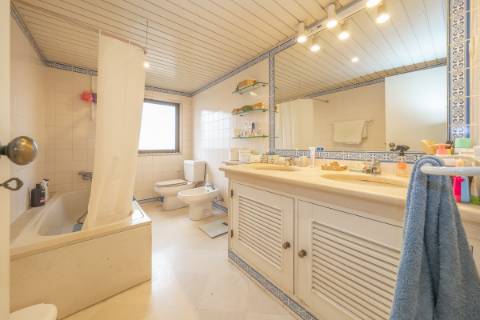 Apartamento T2 com Varanda e Estacionamento em Miraflores