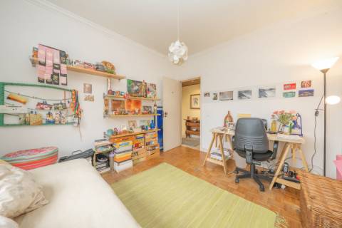 Apartamento T2 com Varanda e Estacionamento em Miraflores