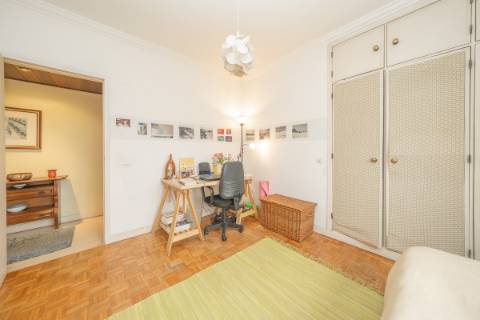 Apartamento T2 com Varanda e Estacionamento em Miraflores