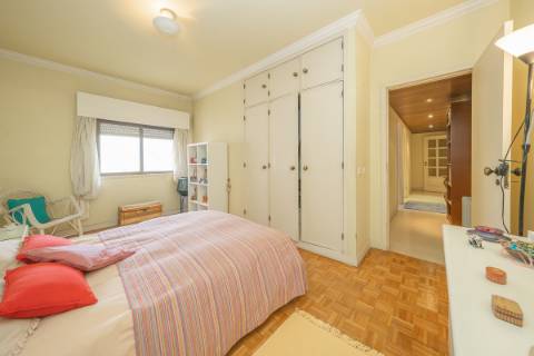 Apartamento T2 com Varanda e Estacionamento em Miraflores