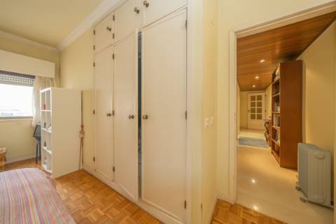 Apartamento T2 com Varanda e Estacionamento em Miraflores