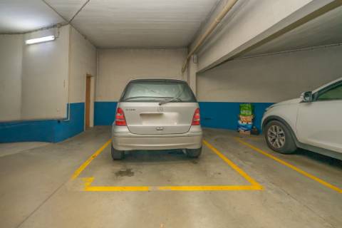 Apartamento T2 com Varanda e Estacionamento em Miraflores