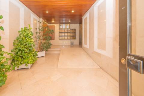 Apartamento T2 com Varanda e Estacionamento em Miraflores