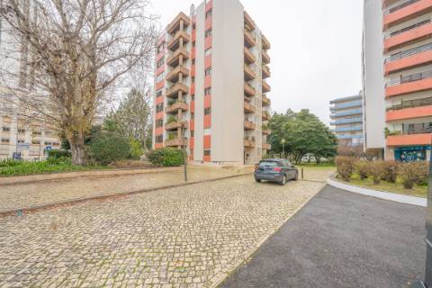 Apartamento T2 com Varanda e Estacionamento em Miraflores