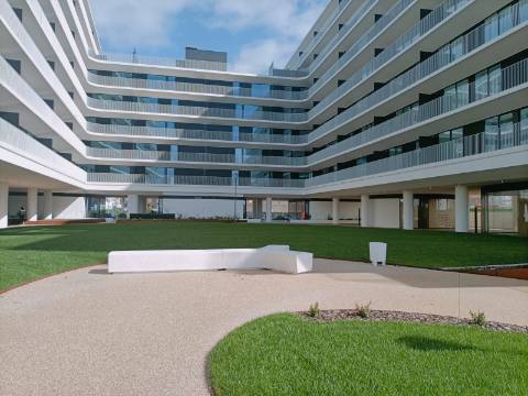 T2 com Vista Rio, Garagem e Piscina no Barreiro