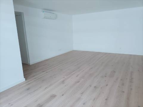 T2 com Vista Rio, Garagem e Piscina no Barreiro