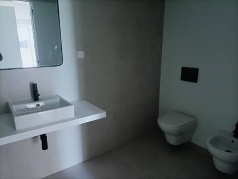 T2 com Vista Rio, Garagem e Piscina no Barreiro