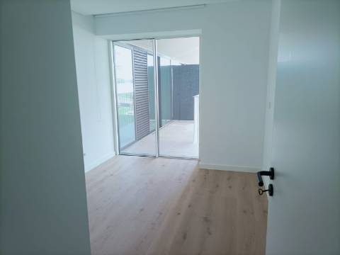 T2 com Vista Rio, Garagem e Piscina no Barreiro