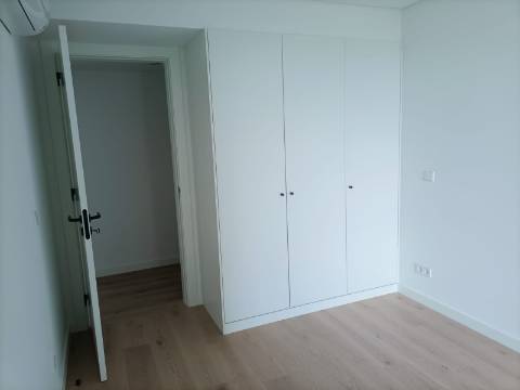 T2 com Vista Rio, Garagem e Piscina no Barreiro