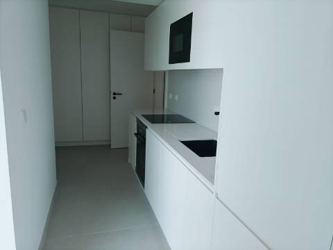 T2 com Vista Rio, Garagem e Piscina no Barreiro