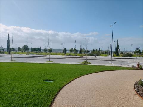 T2 com Vista Rio, Garagem e Piscina no Barreiro