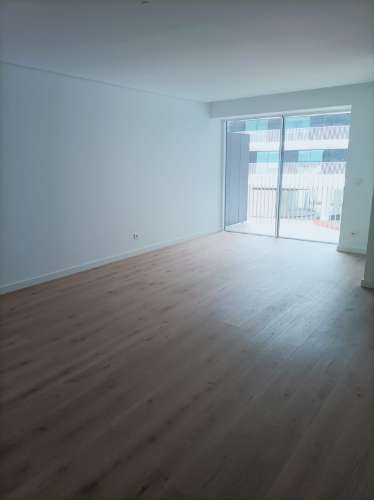 T2 com Vista Rio, Garagem e Piscina no Barreiro