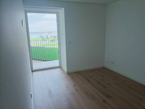 T2 com Vista Rio, Garagem e Piscina no Barreiro