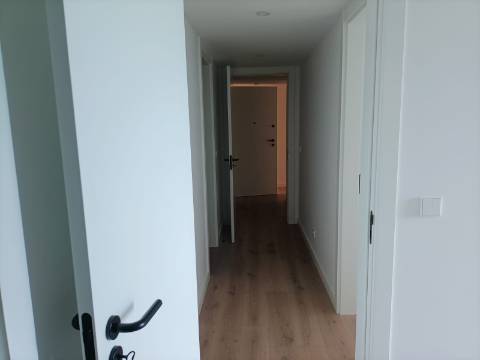 T2 com Vista Rio, Garagem e Piscina no Barreiro