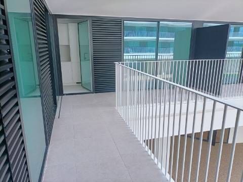 T2 com Vista Rio, Garagem e Piscina no Barreiro