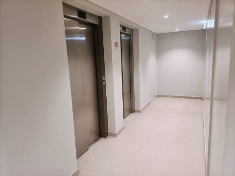 T2 com Vista Rio, Garagem e Piscina no Barreiro