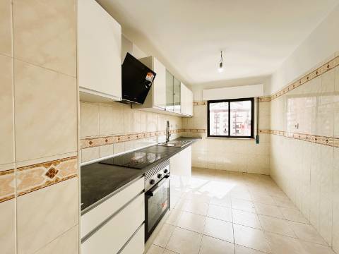 | T2 com 80 m2 | Muito Luminoso | Excelente estado de conservação |