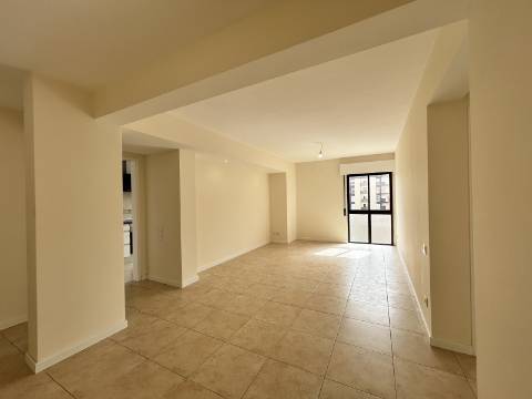 | T2 com 80 m2 | Muito Luminoso | Excelente estado de conservação |