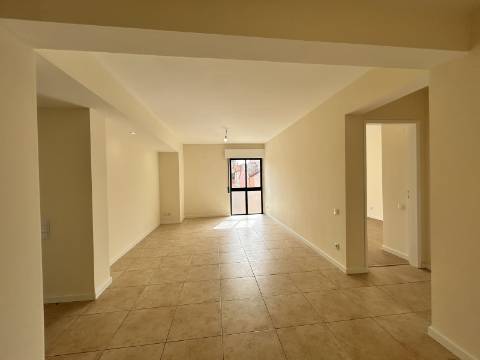 | T2 com 80 m2 | Muito Luminoso | Excelente estado de conservação |