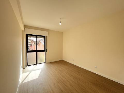 | T2 com 80 m2 | Muito Luminoso | Excelente estado de conservação |