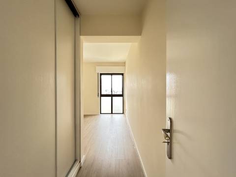 | T2 com 80 m2 | Muito Luminoso | Excelente estado de conservação |