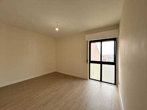 | T2 com 80 m2 | Muito Luminoso | Excelente estado de conservação |