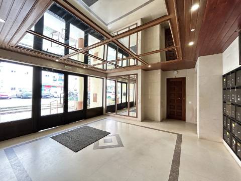 | T2 com 80 m2 | Muito Luminoso | Excelente estado de conservação |