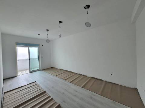 | Apartamento T3 | Excelentes Áreas | Zona Central | Cruz de Pau |