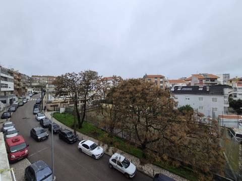 | Apartamento T3 | Excelentes Áreas | Zona Central | Cruz de Pau |