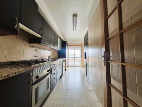 | T2 no Feijó | 79 m2 | Arrecadação com 12 m2 | Excelente estado conservação |