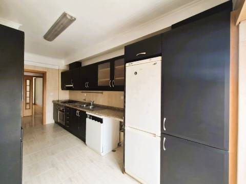 | T2 no Feijó | 79 m2 | Arrecadação com 12 m2 | Excelente estado conservação |