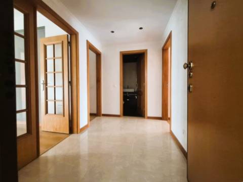 | T2 no Feijó | 79 m2 | Arrecadação com 12 m2 | Excelente estado conservação |