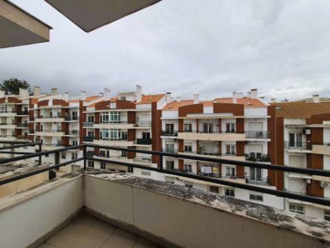 | T2 no Feijó | 79 m2 | Arrecadação com 12 m2 | Excelente estado conservação |