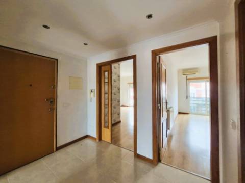 | T2 no Feijó | 79 m2 | Arrecadação com 12 m2 | Excelente estado conservação |