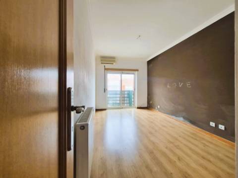 | T2 no Feijó | 79 m2 | Arrecadação com 12 m2 | Excelente estado conservação |