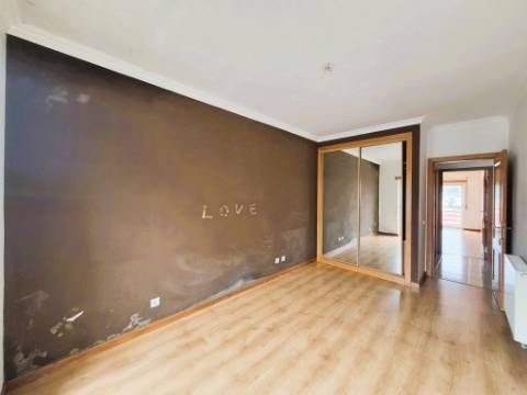 | T2 no Feijó | 79 m2 | Arrecadação com 12 m2 | Excelente estado conservação |