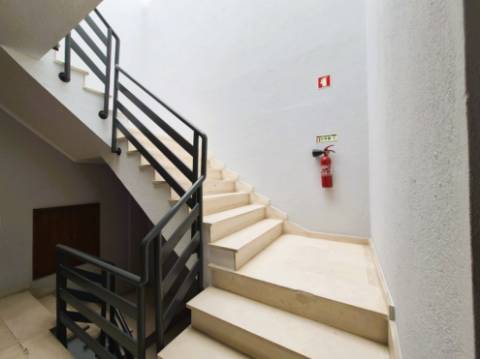 | T2 no Feijó | 79 m2 | Arrecadação com 12 m2 | Excelente estado conservação |